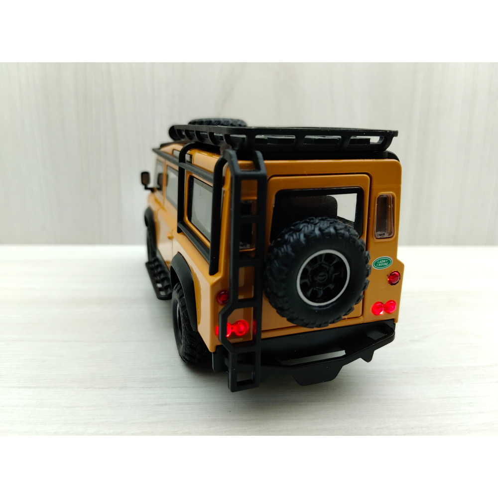 全新盒裝現貨~1:32~路虎衛士 LAND ROVER 越野箱型車 沙漠黃 前輪轉向 車燈恆亮開關 合金模型車-細節圖7