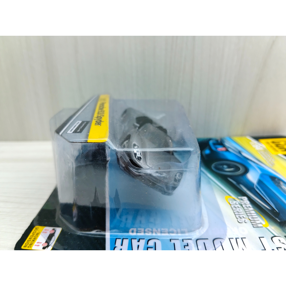 全新包裝現貨~1:64~保時捷 Porsche  918 Spyder 灰色 避震效果 螺絲底盤 合金滑行車-細節圖2