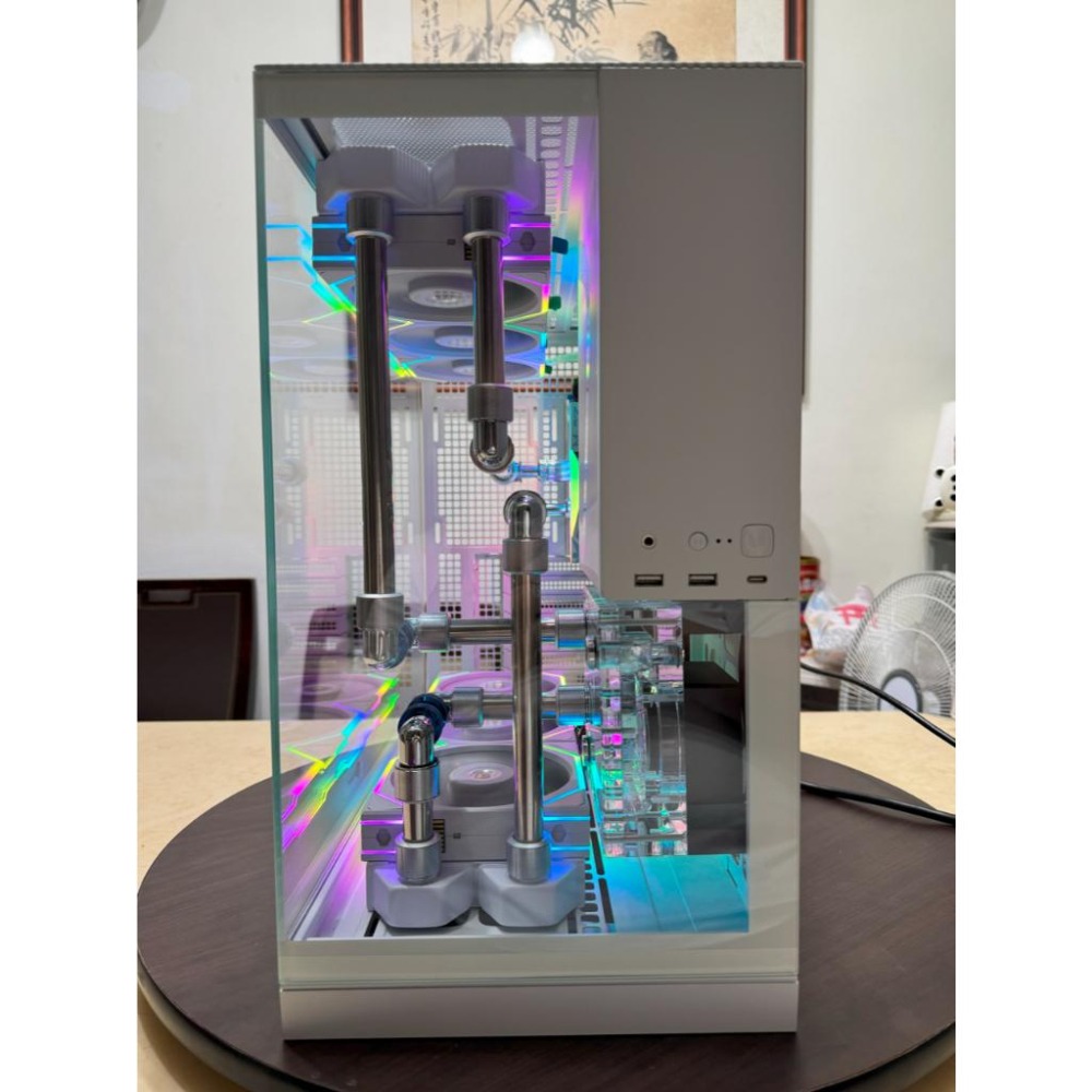 光華商場【客製化電腦】客製化 幾何未來 MODEL 5 9800X3D 玻璃 分體式 水冷主機 主機改裝 電競主機-細節圖4