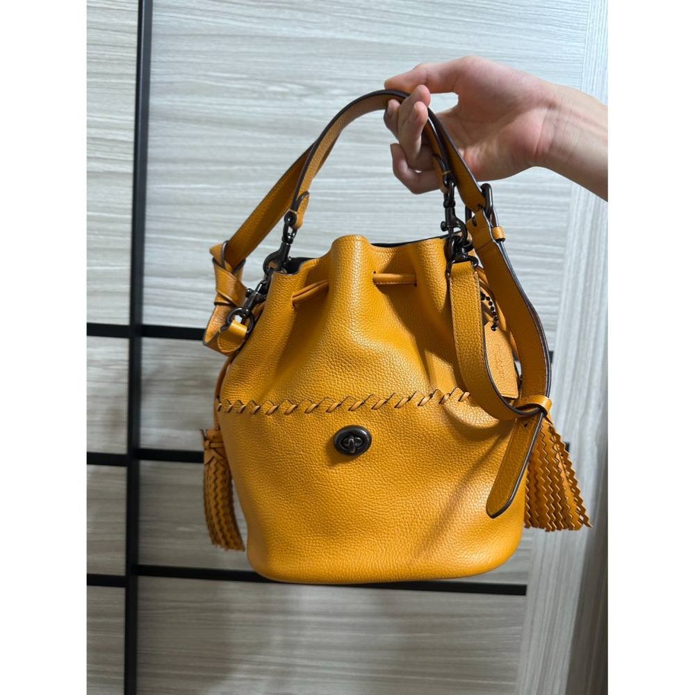 美國正貨 二手 Coach Lora Bucket 水桶包(黃色) 編織質感水桶包 手提包 肩背包-細節圖3
