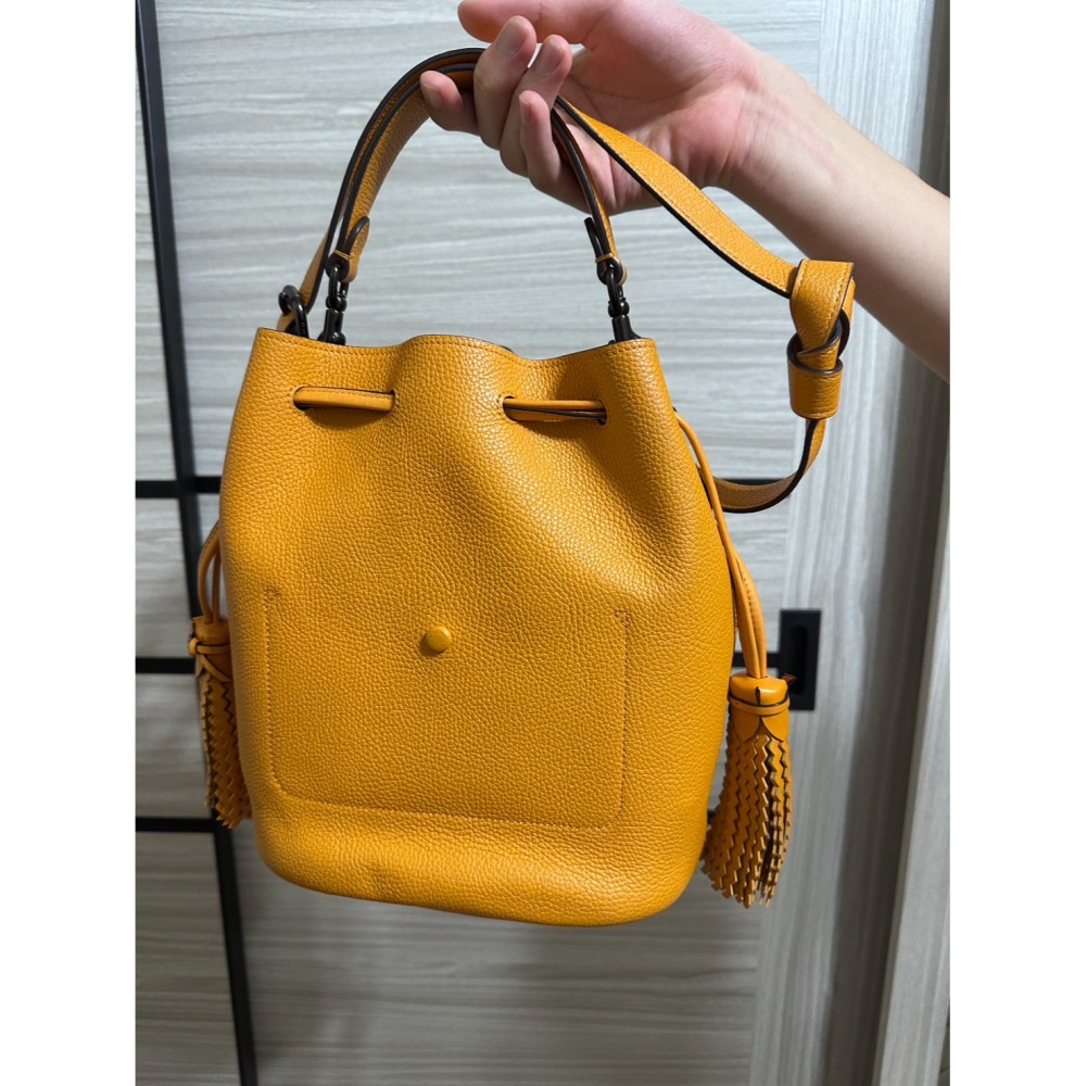 美國正貨 二手 Coach Lora Bucket 水桶包(黃色) 編織質感水桶包 手提包 肩背包-細節圖4