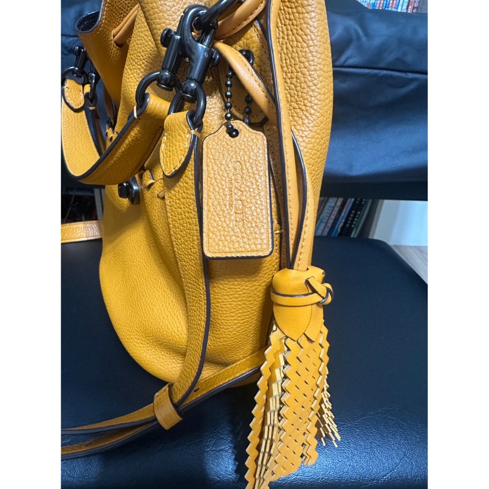 美國正貨 二手 Coach Lora Bucket 水桶包(黃色) 編織質感水桶包 手提包 肩背包-細節圖5
