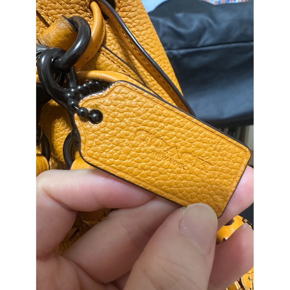 美國正貨 二手 Coach Lora Bucket 水桶包(黃色) 編織質感水桶包 手提包 肩背包-細節圖6