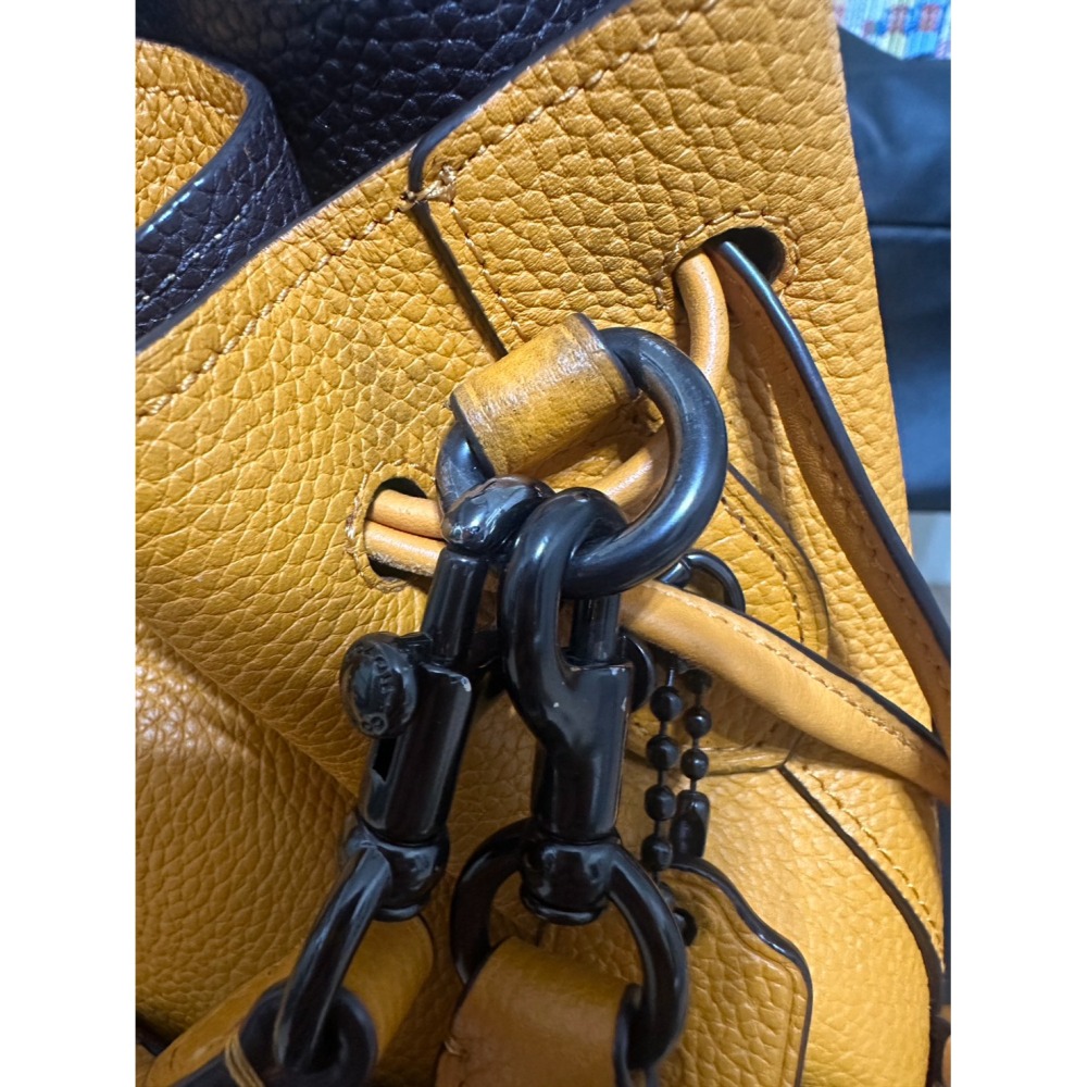 美國正貨 二手 Coach Lora Bucket 水桶包(黃色) 編織質感水桶包 手提包 肩背包-細節圖9