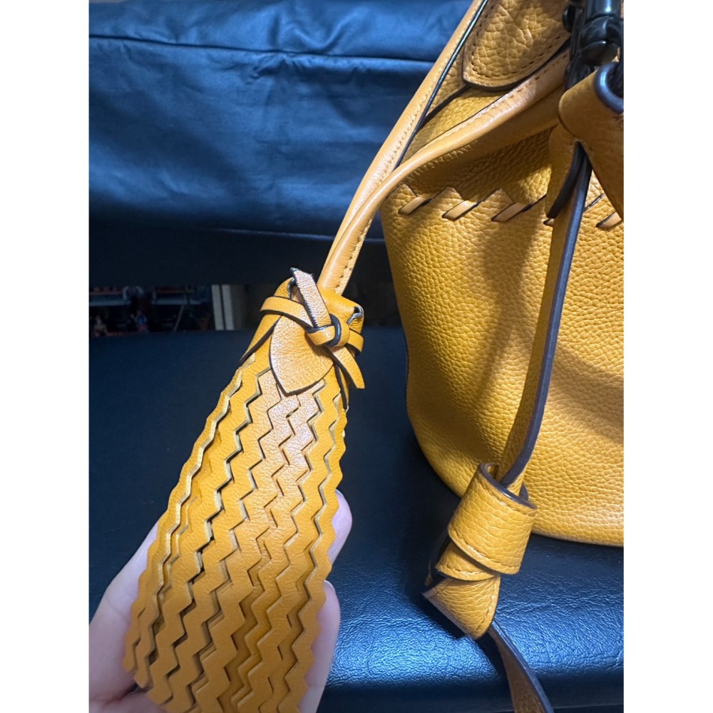 美國正貨 二手 Coach Lora Bucket 水桶包(黃色) 編織質感水桶包 手提包 肩背包-細節圖10