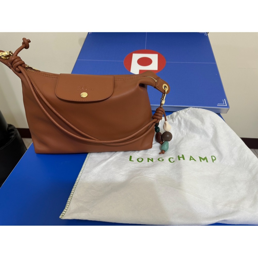 二手 9.9成新 LONGCHAMP Le Pliage Xtra 串珠飾繩結牛皮半月型單肩包(腰果棕) 加送內膽包-細節圖2