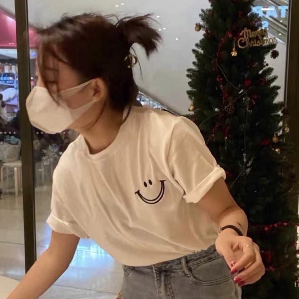 【限時購】【海麗娜】寬鬆白色黑色微笑印花短袖T恤上衣 韓國新款女 休閒百搭 外出 素色上衣 圓領 短袖 T恤【A19】-細節圖3