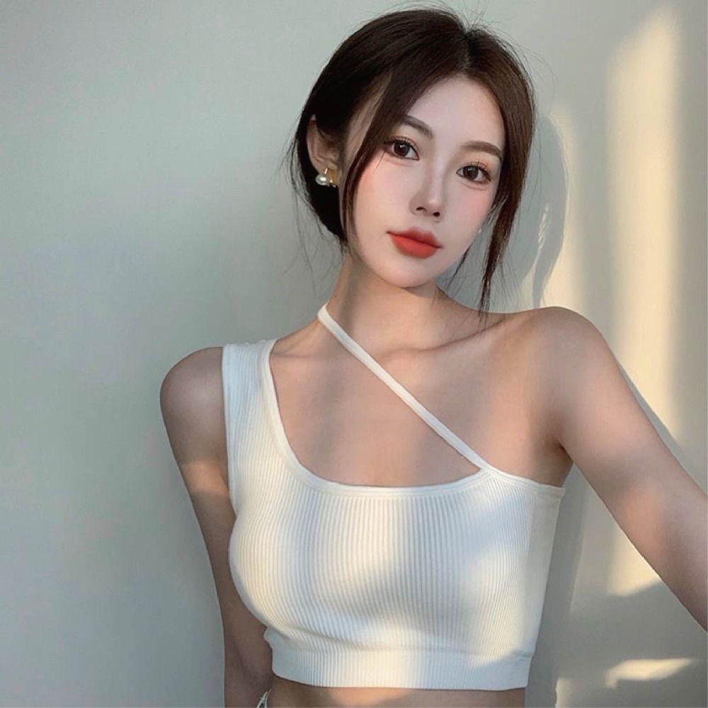 【限時購】【海麗娜】韓版美背吊帶打底背心 帶胸墊 上衣 單肩背心 斜肩甜美V領抹胸內搭打底背心 背心女【B141】-細節圖2