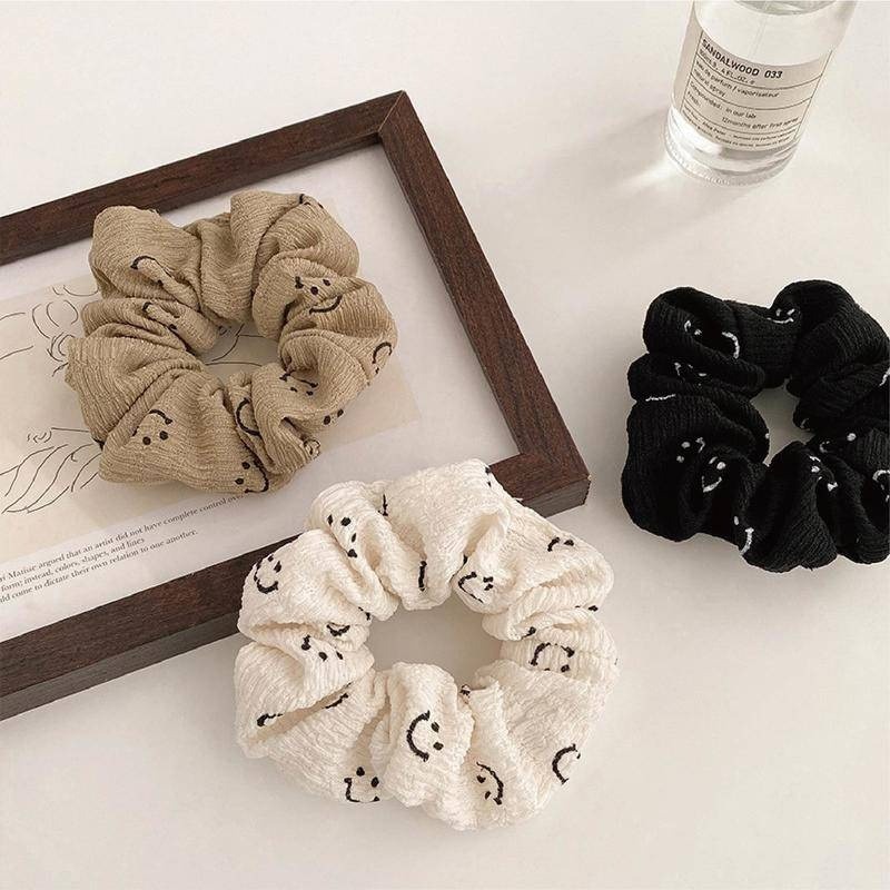 【7-ELEVEN 門市團購】【海麗娜】韓版微笑髮圈 大腸圈 頭飾 髮飾 ins風 笑臉髮圈 氣質時尚髮圈【D34】-細節圖3