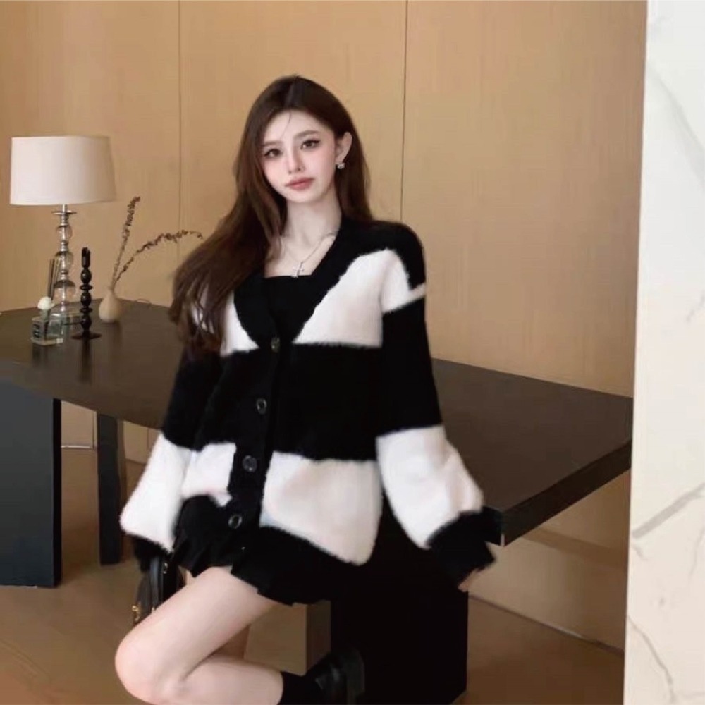 【Helena】條紋V領加厚針織外套 水貂絨毛衣 撞色黑白條紋毛毛絨開衫外套 慵懶風韓版寬鬆百搭針織衫【A2145】-細節圖4