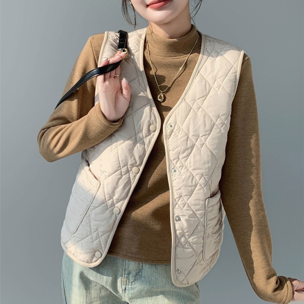【Helena】菱格羽絨棉馬甲 保暖背心 無袖上衣 V領有口袋休閒外搭背心 棉服 背心女 女裝【A2218】-細節圖2