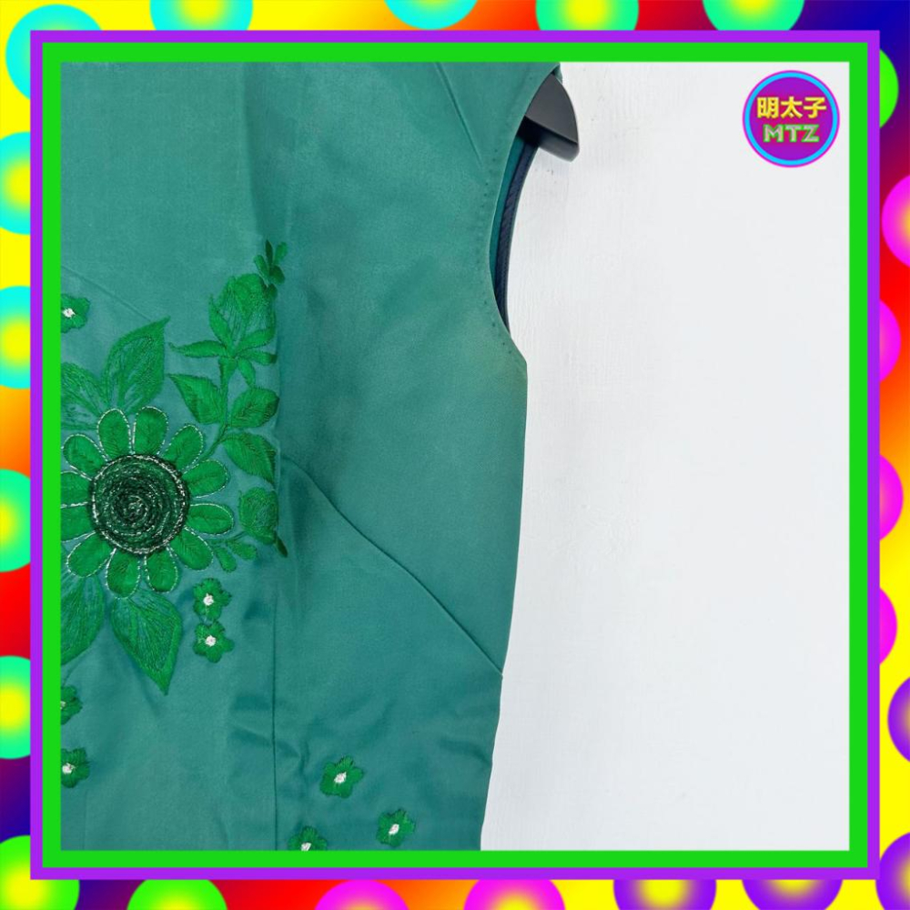 二手 綠色 緞面 輕薄 無內裡 刺繡 銀蔥 肩排釦 古董訂製 旗袍 洋裝 F109 【明太子 古著應召站】-細節圖3
