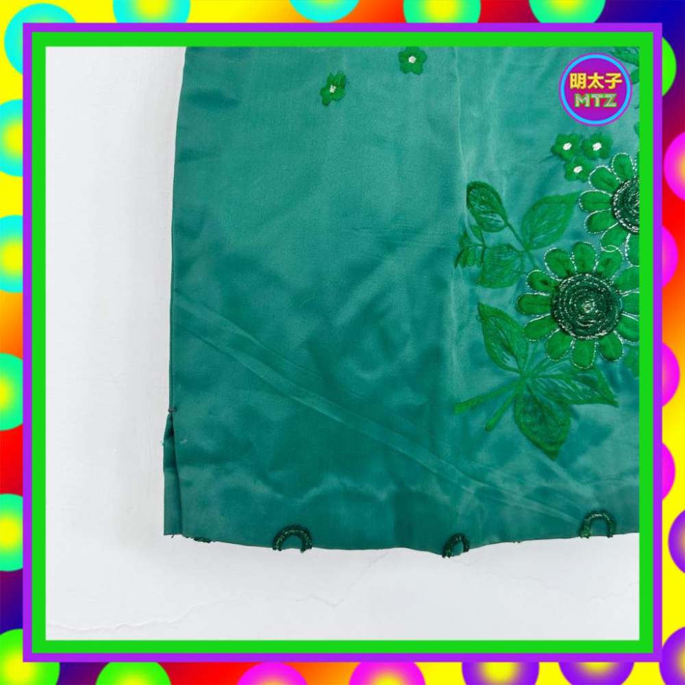 二手 綠色 緞面 輕薄 無內裡 刺繡 銀蔥 肩排釦 古董訂製 旗袍 洋裝 F109 【明太子 古著應召站】-細節圖4