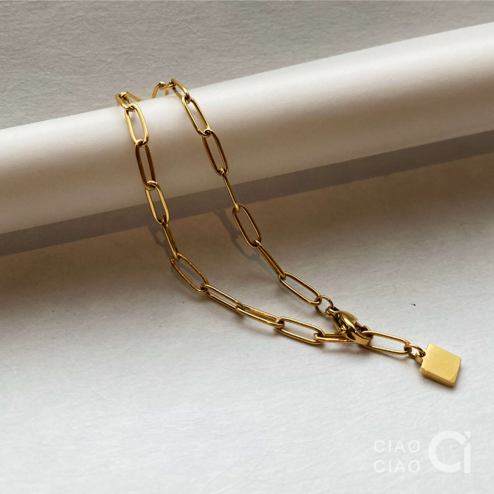 B01｜𝐂𝐥𝐚𝐬𝐬𝐲 𝐕𝐢𝐛𝐞𝐬 精緻貴氣金色小方牌手鍊-細節圖2