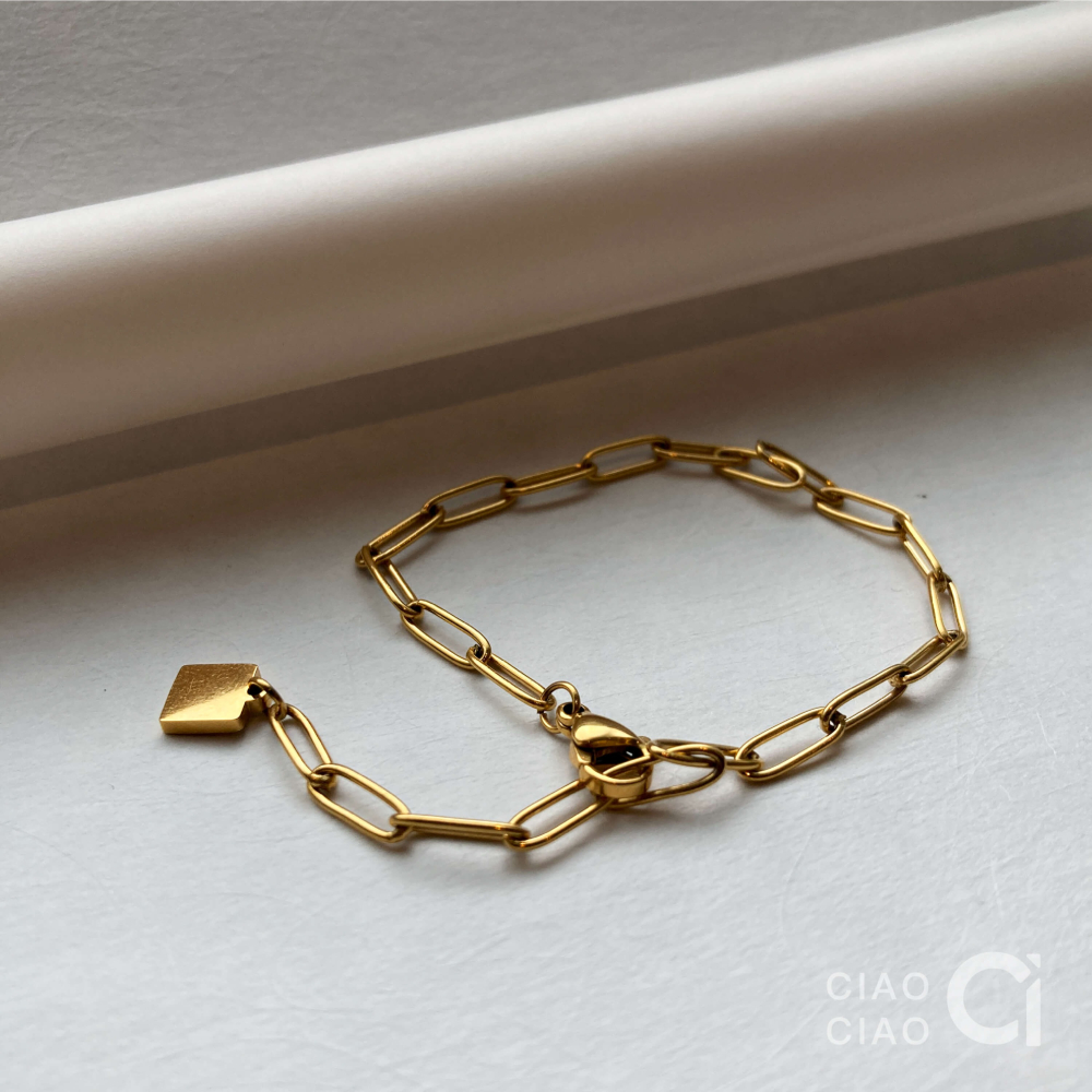 B01｜𝐂𝐥𝐚𝐬𝐬𝐲 𝐕𝐢𝐛𝐞𝐬 精緻貴氣金色小方牌手鍊-細節圖3