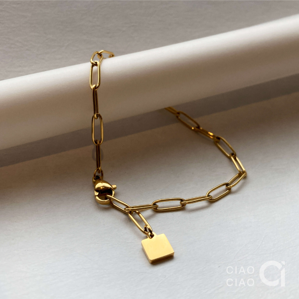 B01｜𝐂𝐥𝐚𝐬𝐬𝐲 𝐕𝐢𝐛𝐞𝐬 精緻貴氣金色小方牌手鍊-細節圖4