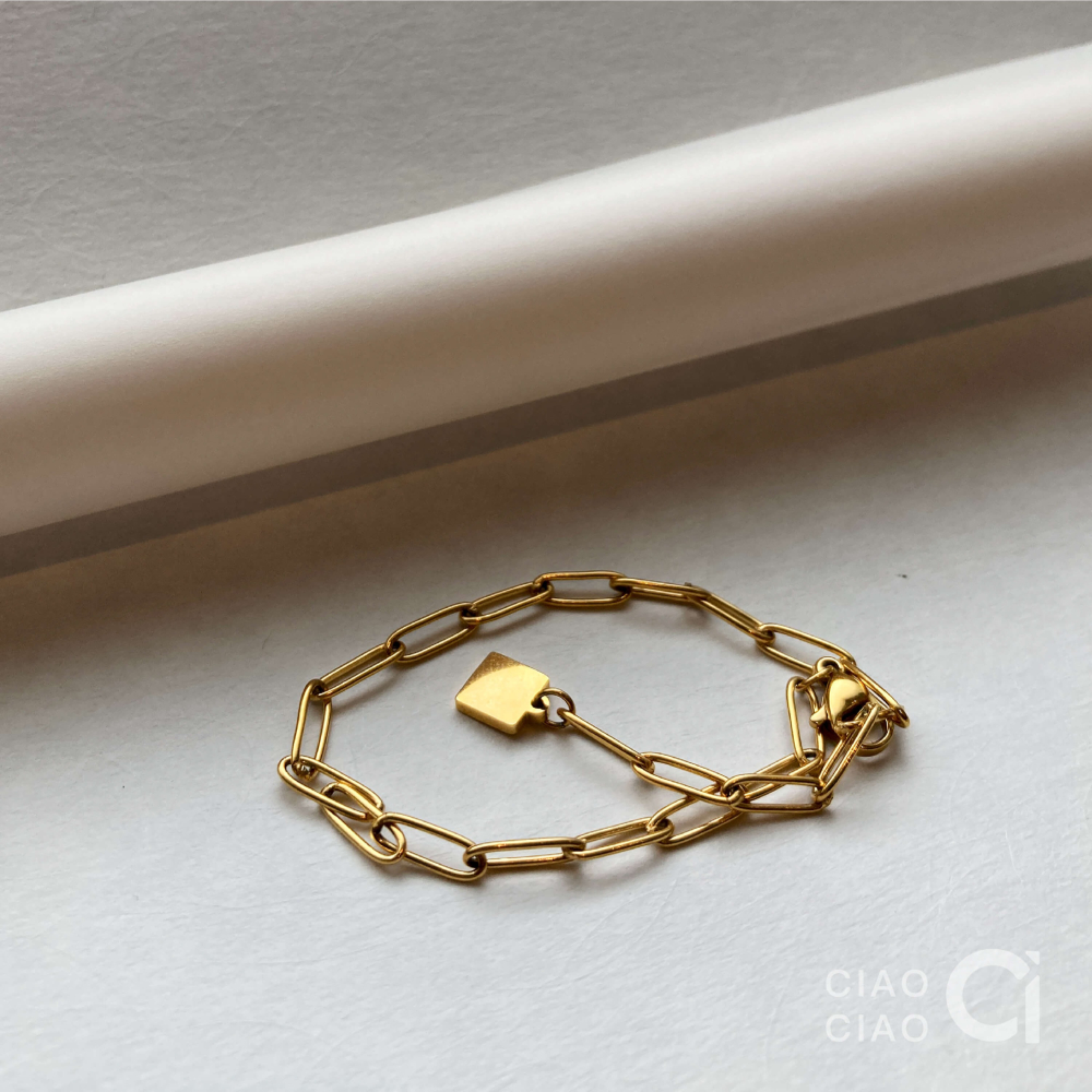 B01｜𝐂𝐥𝐚𝐬𝐬𝐲 𝐕𝐢𝐛𝐞𝐬 精緻貴氣金色小方牌手鍊-細節圖5