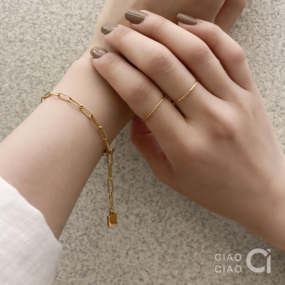 B01｜𝐂𝐥𝐚𝐬𝐬𝐲 𝐕𝐢𝐛𝐞𝐬 精緻貴氣金色小方牌手鍊-細節圖6