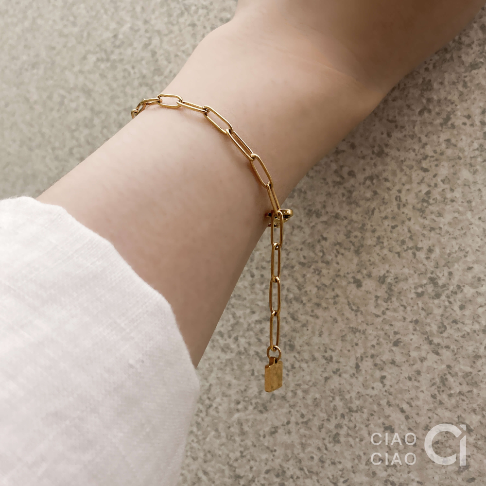 B01｜𝐂𝐥𝐚𝐬𝐬𝐲 𝐕𝐢𝐛𝐞𝐬 精緻貴氣金色小方牌手鍊-細節圖7