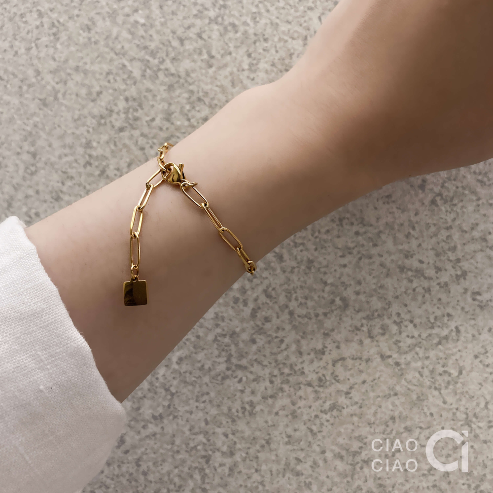 B01｜𝐂𝐥𝐚𝐬𝐬𝐲 𝐕𝐢𝐛𝐞𝐬 精緻貴氣金色小方牌手鍊-細節圖8
