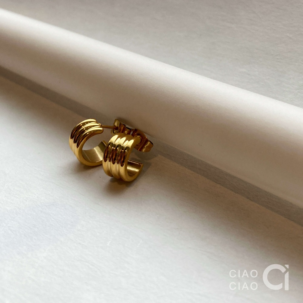 E16｜𝐂𝐥𝐚𝐬𝐬𝐲 𝐕𝐢𝐛𝐞𝐬 極簡感俐落C圈耳環（2色）-細節圖2