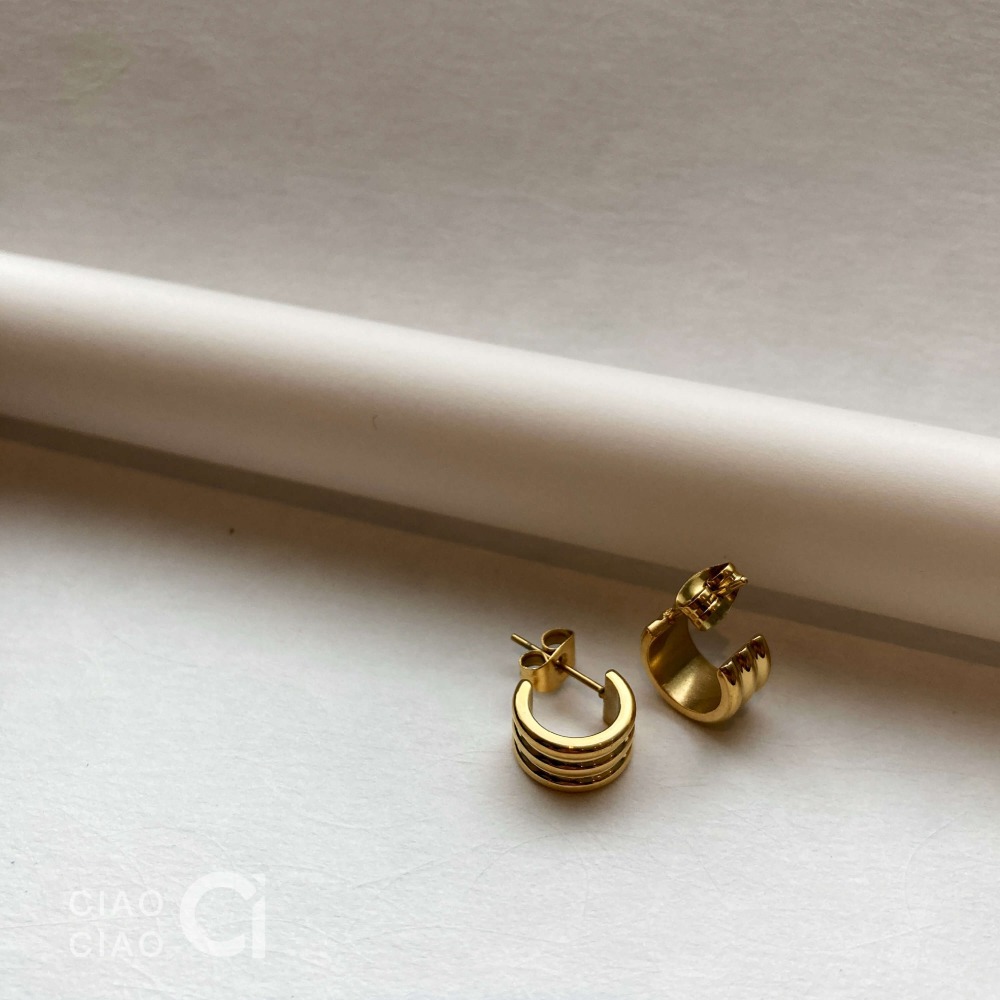 E16｜𝐂𝐥𝐚𝐬𝐬𝐲 𝐕𝐢𝐛𝐞𝐬 極簡感俐落C圈耳環（2色）-細節圖4