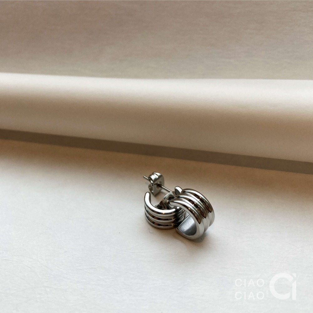 E16｜𝐂𝐥𝐚𝐬𝐬𝐲 𝐕𝐢𝐛𝐞𝐬 極簡感俐落C圈耳環（2色）-細節圖5