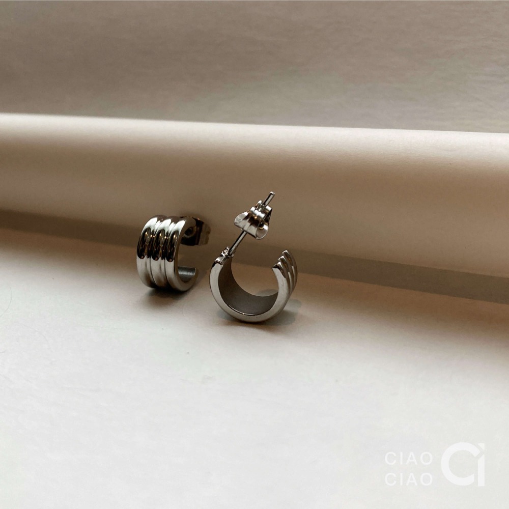 E16｜𝐂𝐥𝐚𝐬𝐬𝐲 𝐕𝐢𝐛𝐞𝐬 極簡感俐落C圈耳環（2色）-細節圖6