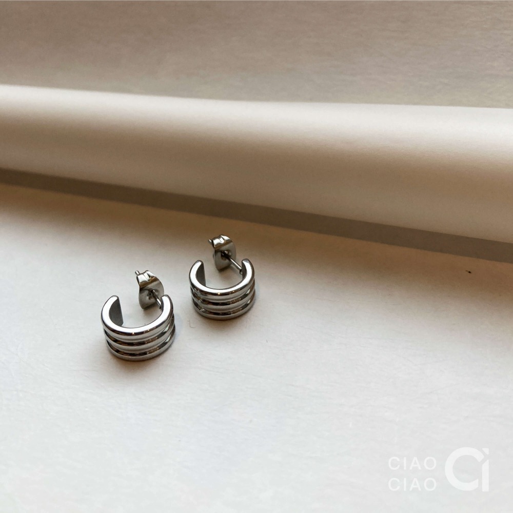E16｜𝐂𝐥𝐚𝐬𝐬𝐲 𝐕𝐢𝐛𝐞𝐬 極簡感俐落C圈耳環（2色）-細節圖7