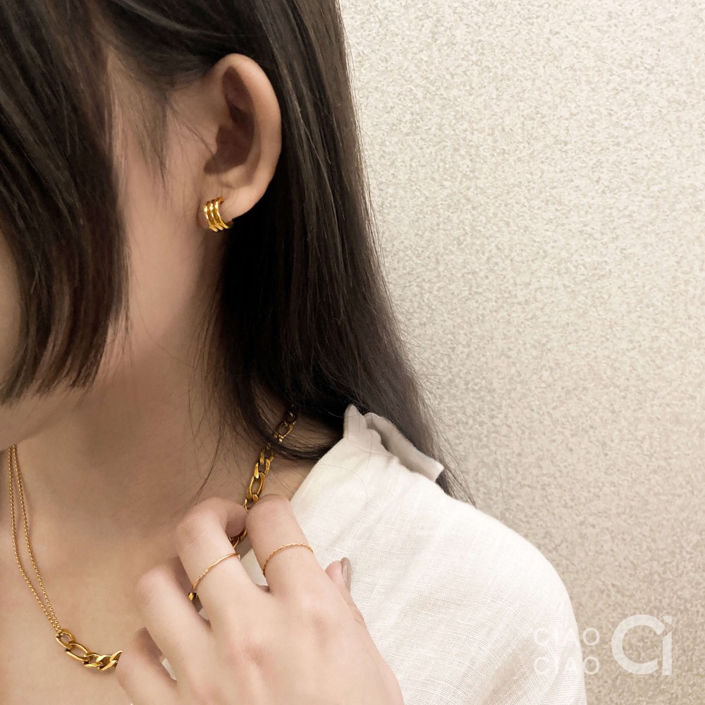 E16｜𝐂𝐥𝐚𝐬𝐬𝐲 𝐕𝐢𝐛𝐞𝐬 極簡感俐落C圈耳環（2色）-細節圖9
