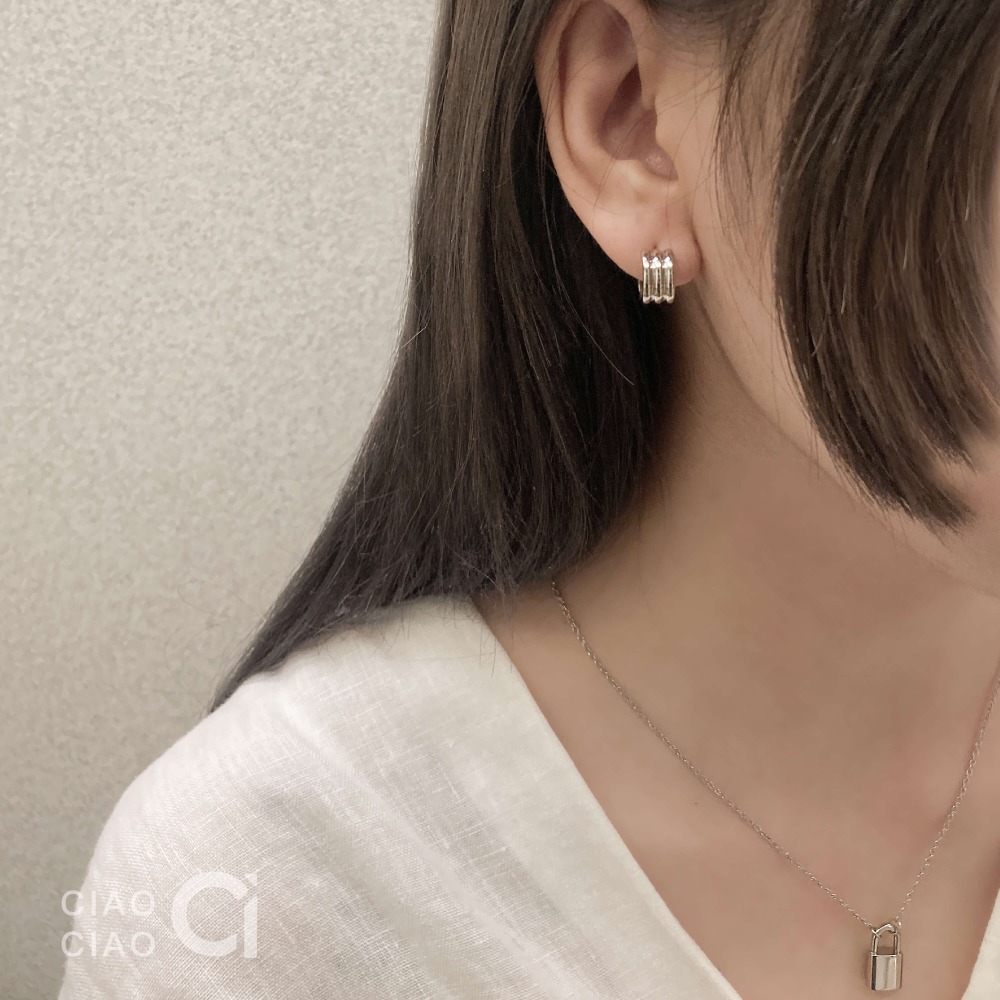 E16｜𝐂𝐥𝐚𝐬𝐬𝐲 𝐕𝐢𝐛𝐞𝐬 極簡感俐落C圈耳環（2色）-細節圖11