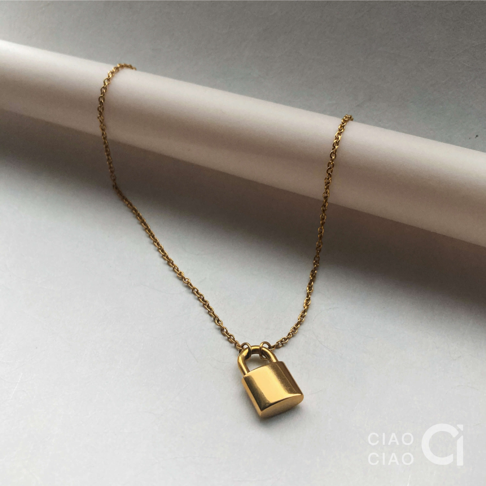 N12｜𝐂𝐥𝐚𝐬𝐬𝐲 𝐕𝐢𝐛𝐞𝐬 精緻小巧大牌感鎖頭項鍊（2色） 這件飾-細節圖2