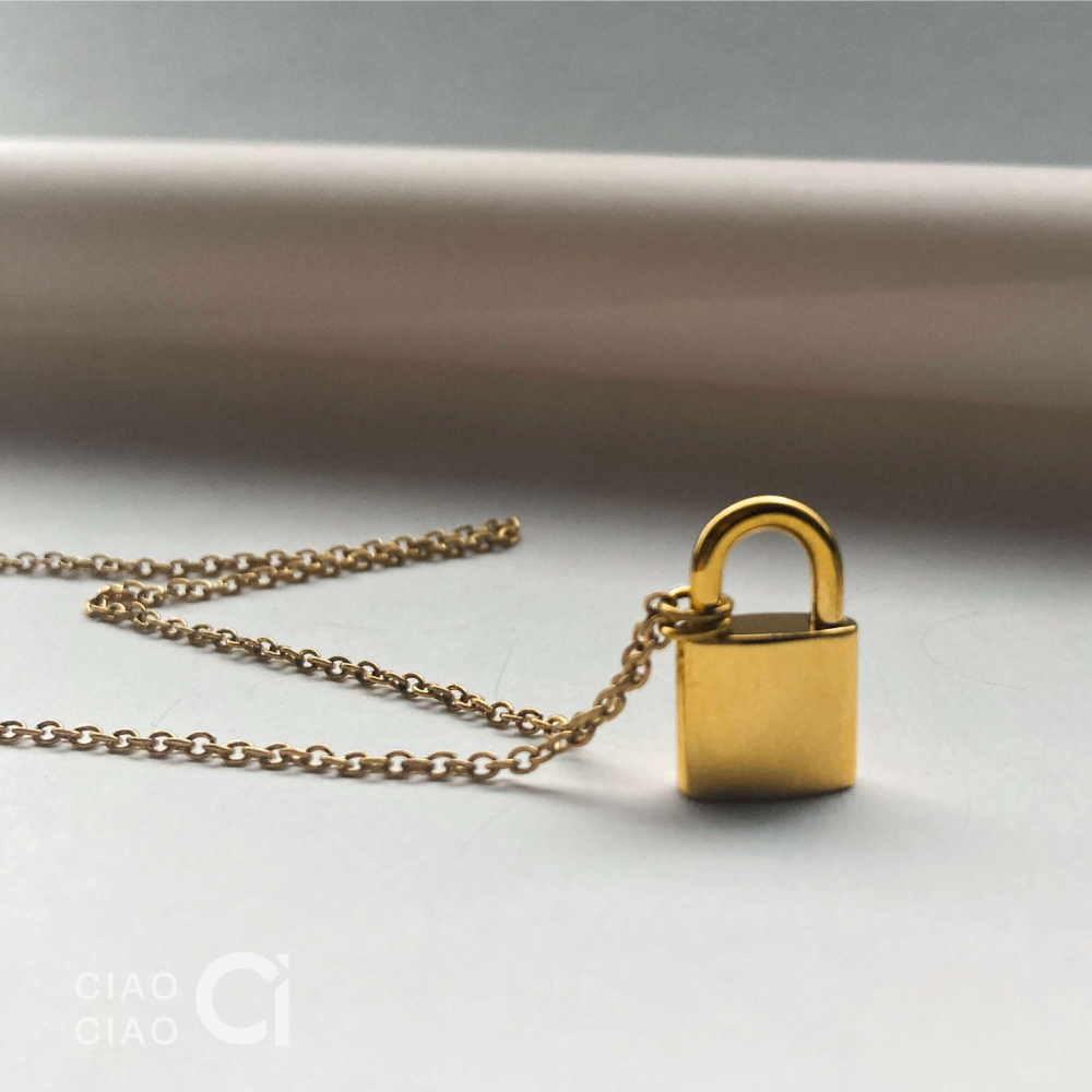 N12｜𝐂𝐥𝐚𝐬𝐬𝐲 𝐕𝐢𝐛𝐞𝐬 精緻小巧大牌感鎖頭項鍊（2色） 這件飾-細節圖3