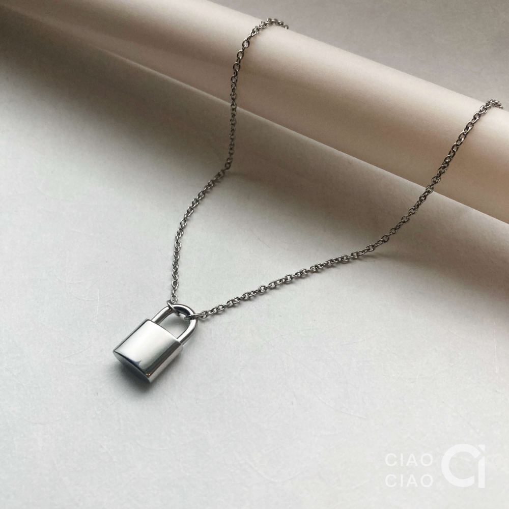 N12｜𝐂𝐥𝐚𝐬𝐬𝐲 𝐕𝐢𝐛𝐞𝐬 精緻小巧大牌感鎖頭項鍊（2色） 這件飾-細節圖5