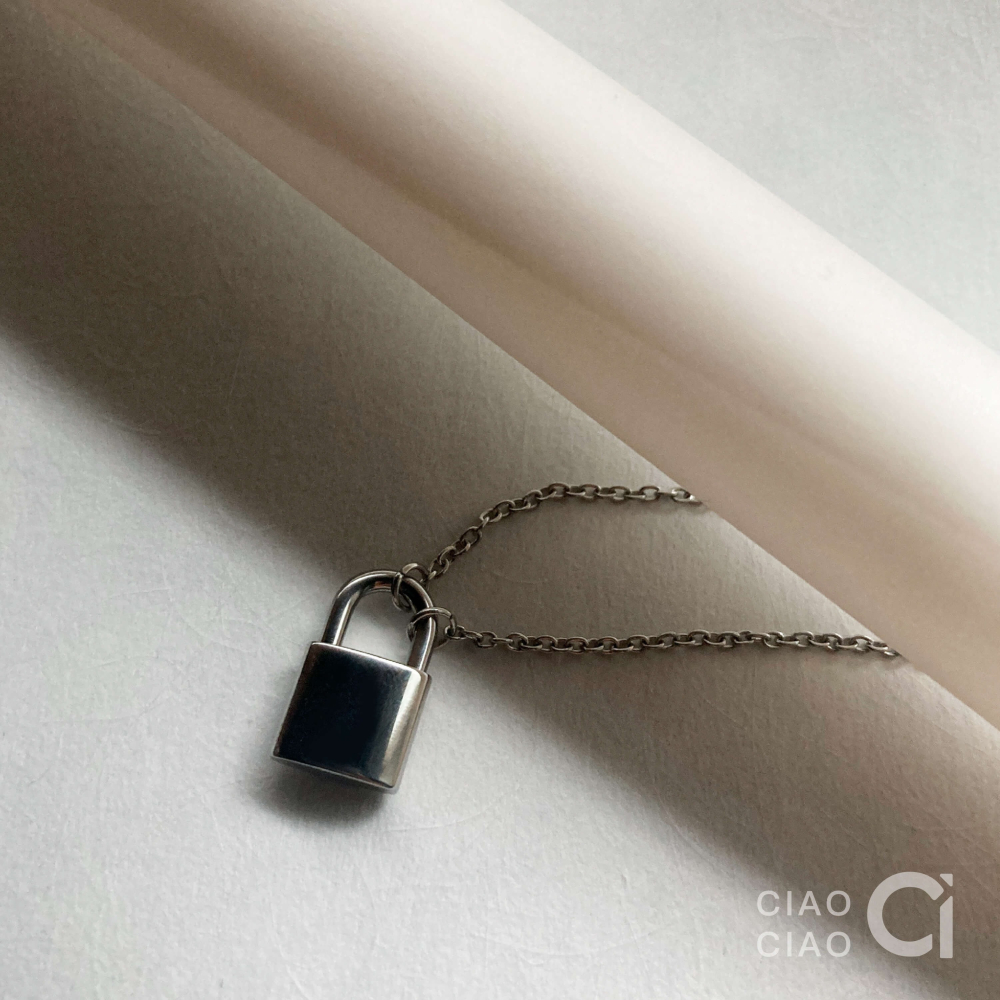 N12｜𝐂𝐥𝐚𝐬𝐬𝐲 𝐕𝐢𝐛𝐞𝐬 精緻小巧大牌感鎖頭項鍊（2色） 這件飾-細節圖6