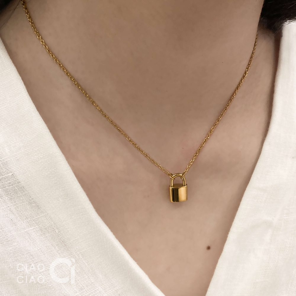 N12｜𝐂𝐥𝐚𝐬𝐬𝐲 𝐕𝐢𝐛𝐞𝐬 精緻小巧大牌感鎖頭項鍊（2色） 這件飾-細節圖7