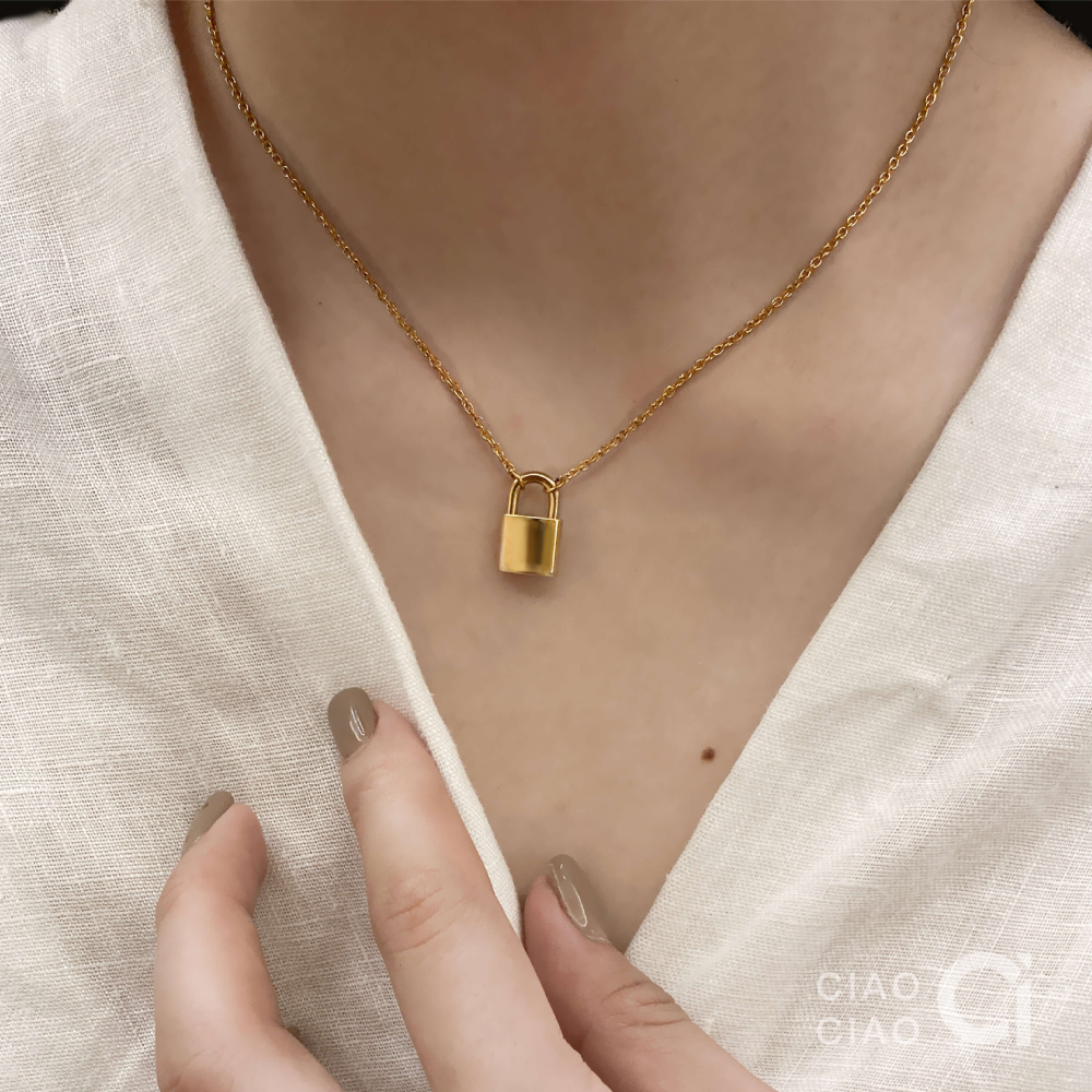 N12｜𝐂𝐥𝐚𝐬𝐬𝐲 𝐕𝐢𝐛𝐞𝐬 精緻小巧大牌感鎖頭項鍊（2色） 這件飾-細節圖8