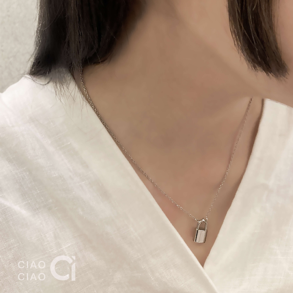 N12｜𝐂𝐥𝐚𝐬𝐬𝐲 𝐕𝐢𝐛𝐞𝐬 精緻小巧大牌感鎖頭項鍊（2色） 這件飾-細節圖9