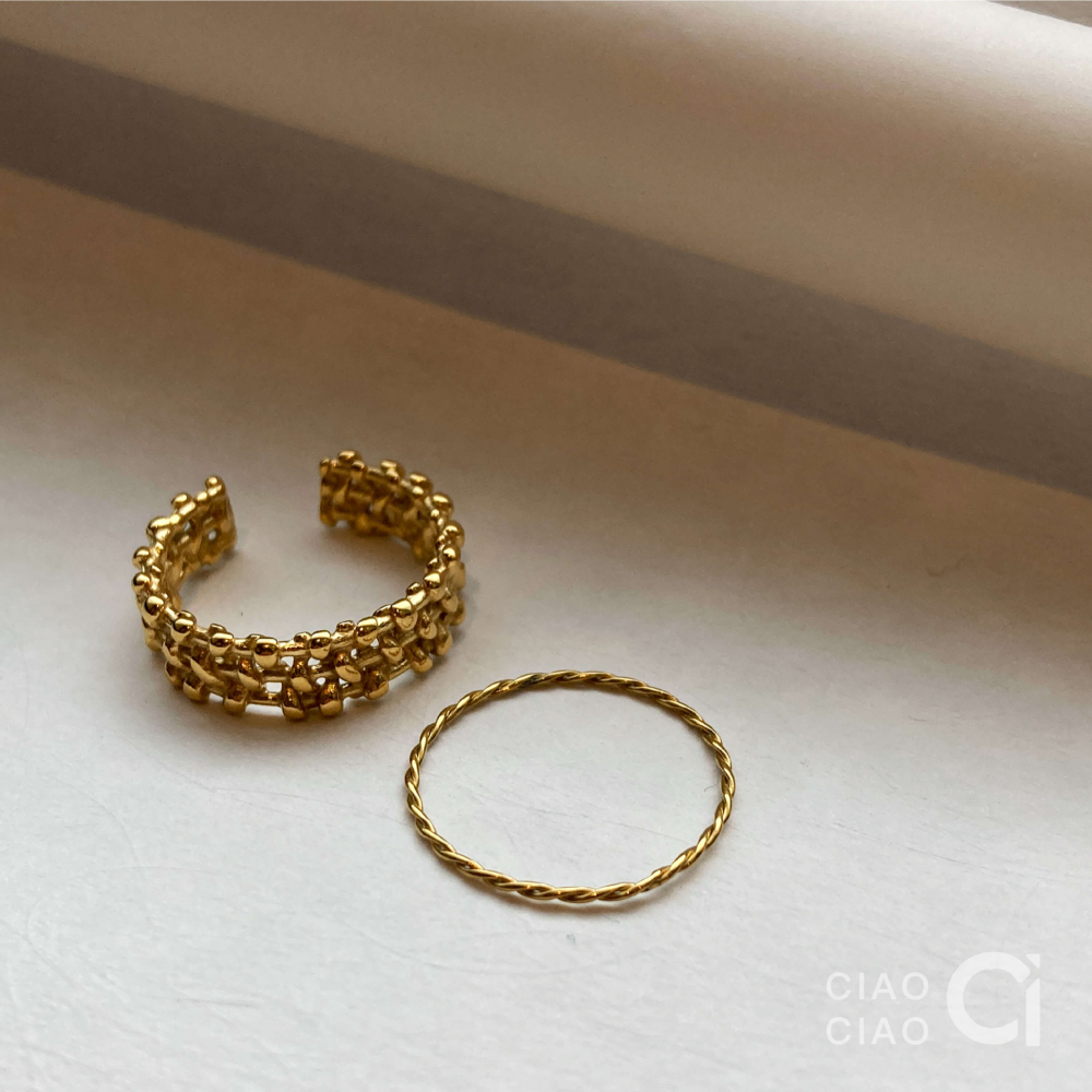 R05｜𝐂𝐥𝐚𝐬𝐬𝐲 𝐕𝐢𝐛𝐞𝐬 極細麻花溫柔感可疊搭細戒-細節圖4