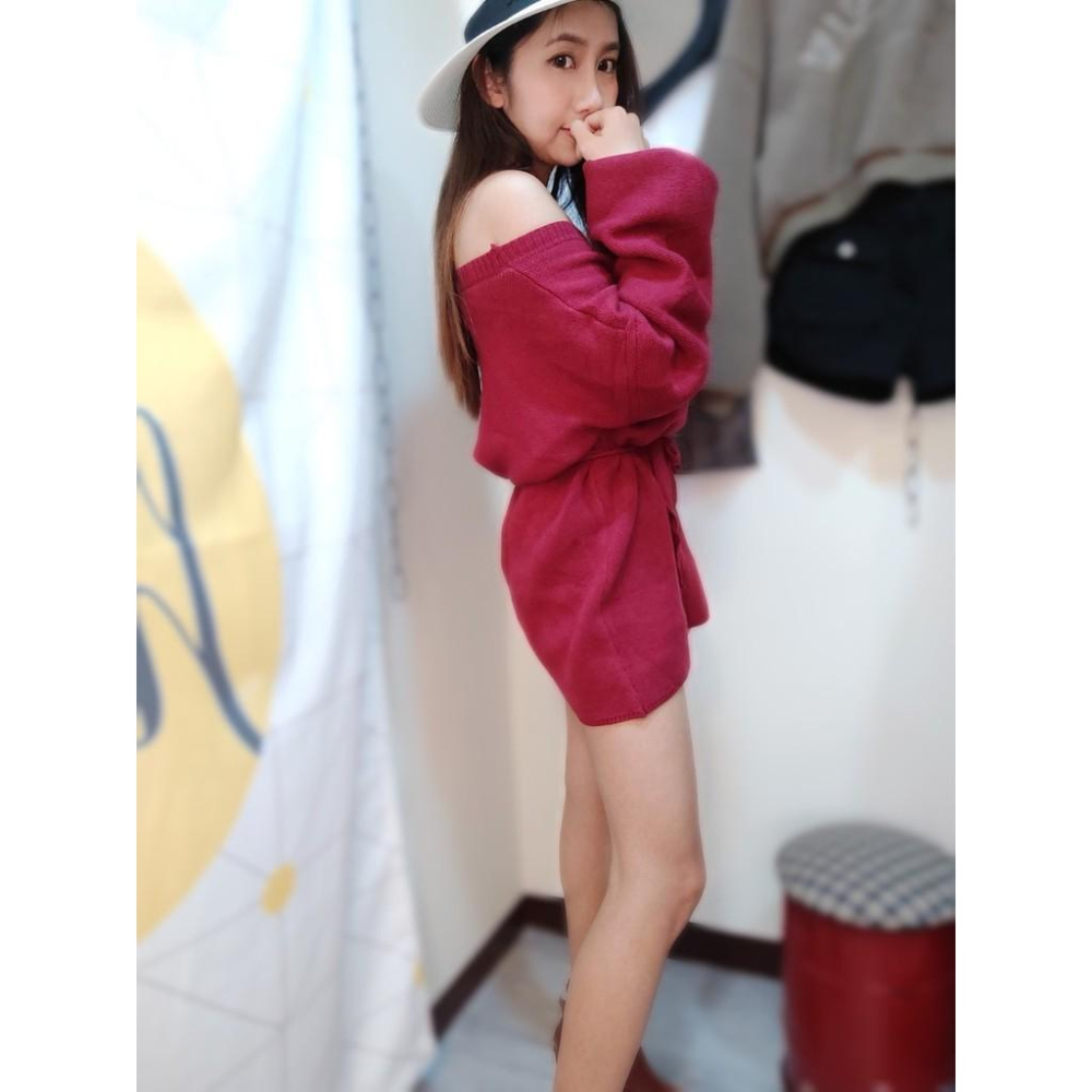 Ashley．一字領綁帶針織洋  露肩針織 短洋裝 現貨-細節圖4