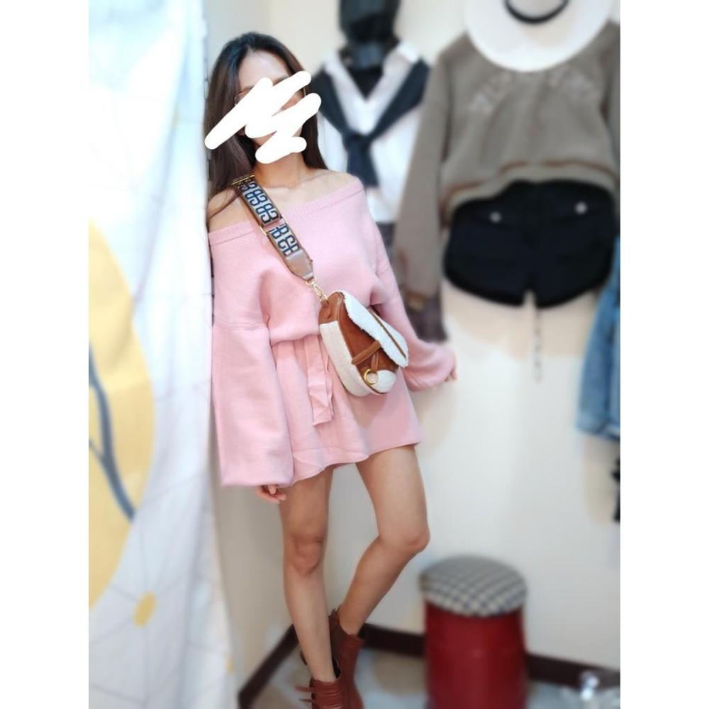 Ashley．一字領綁帶針織洋  露肩針織 短洋裝 現貨-細節圖5