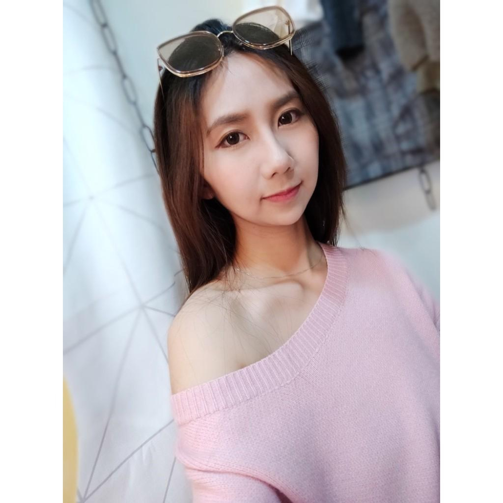 Ashley．一字領綁帶針織洋  露肩針織 短洋裝 現貨-細節圖6