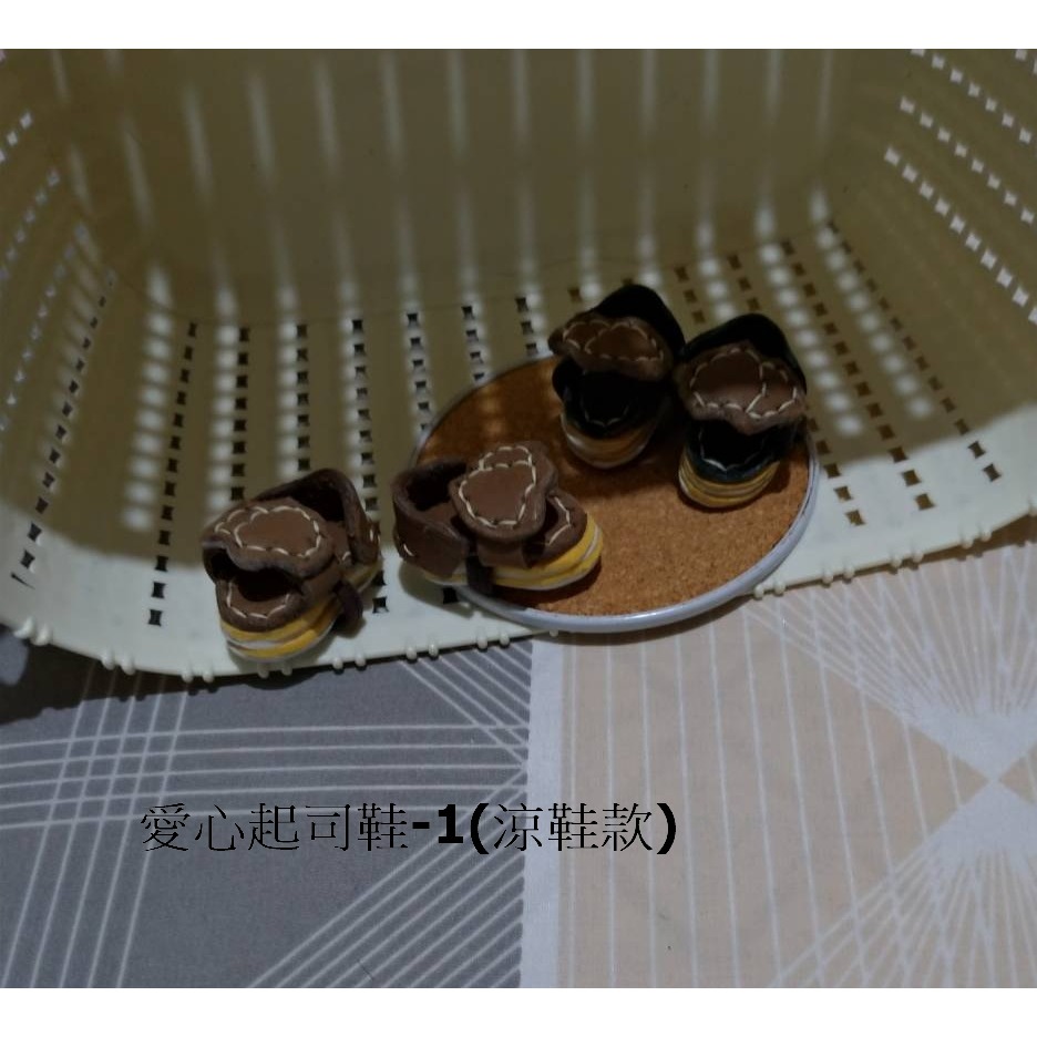 [手工皮件飾品-小鞋任意貼] 2024 純手工 植鞣革(真皮) 小鞋任意貼－－－愛心起司小鞋飾 (涼鞋/包頭鞋款)-規格圖3