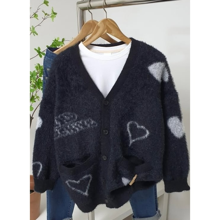 [預購 每周日中午 12:00收單] 2025 正韓 設計師棟 花式愛心針織外套-細節圖5