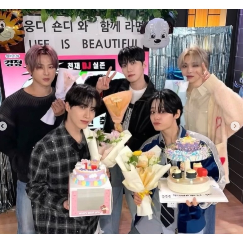 [預購 每周日中午 12:00收單] 2025 正韓 設計師棟 花式愛心針織外套-細節圖8