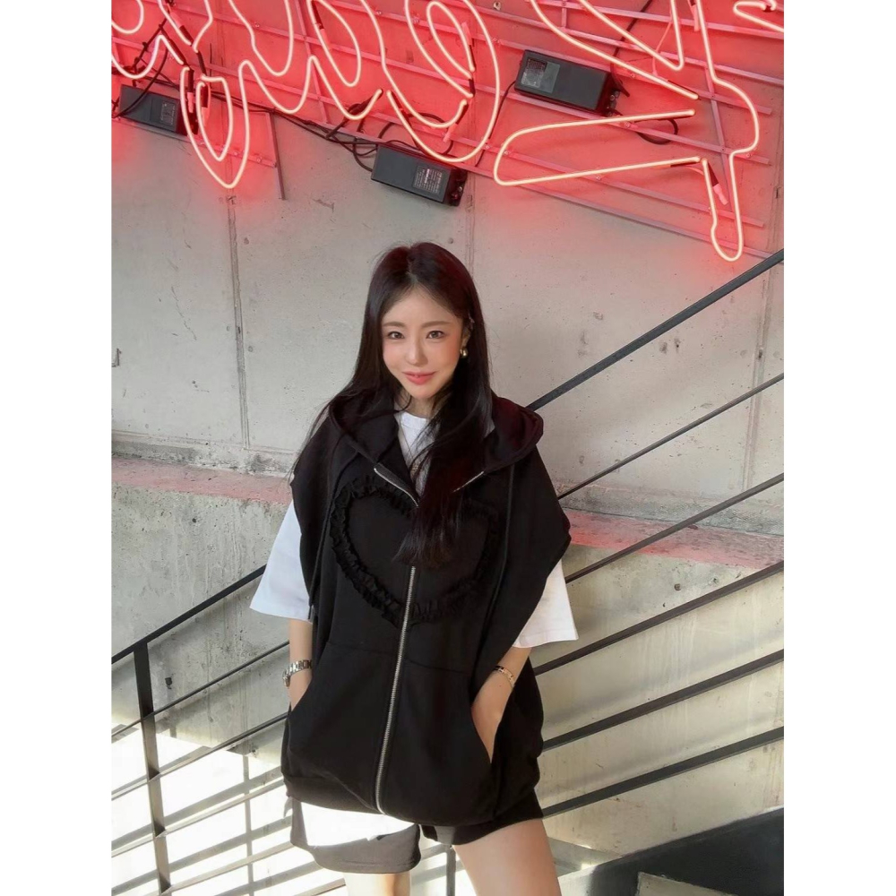 [預購 每周日中午 12:00收單] 2025 韓國 東大門 泰妍家 立體愛心連帽背心-細節圖3