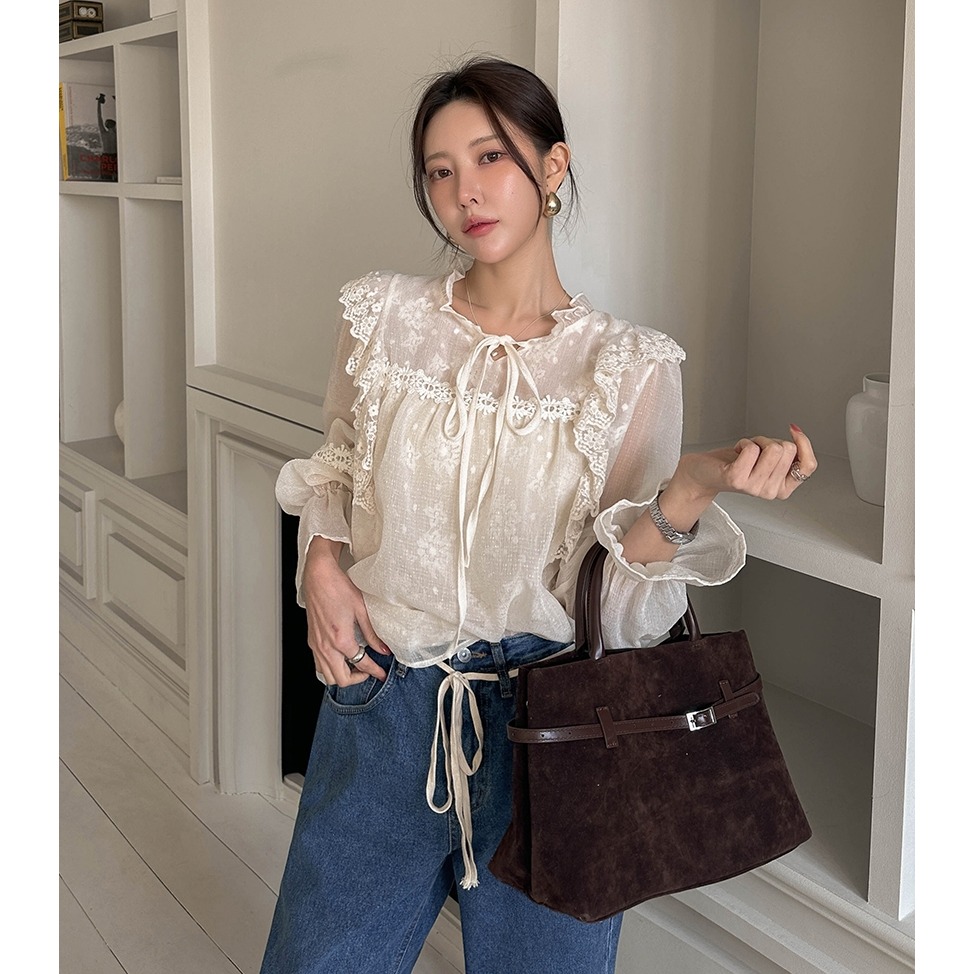 [預購 每周日中午 12:00收單] 2025 韓國 dabagirl 初春女裝 蕾絲微透束口喇叭袖上衣-細節圖3