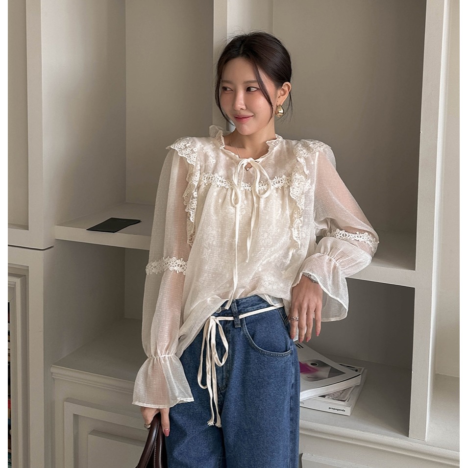 [預購 每周日中午 12:00收單] 2025 韓國 dabagirl 初春女裝 蕾絲微透束口喇叭袖上衣-細節圖5