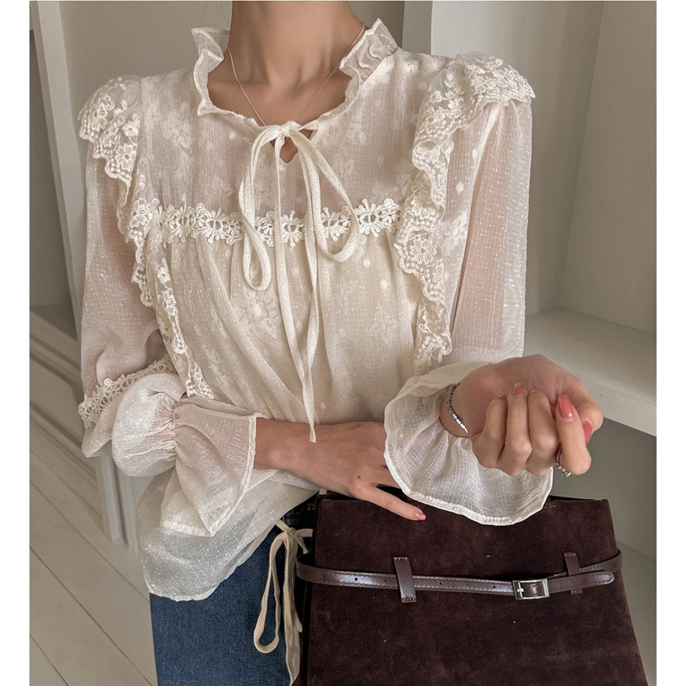 [預購 每周日中午 12:00收單] 2025 韓國 dabagirl 初春女裝 蕾絲微透束口喇叭袖上衣-細節圖6