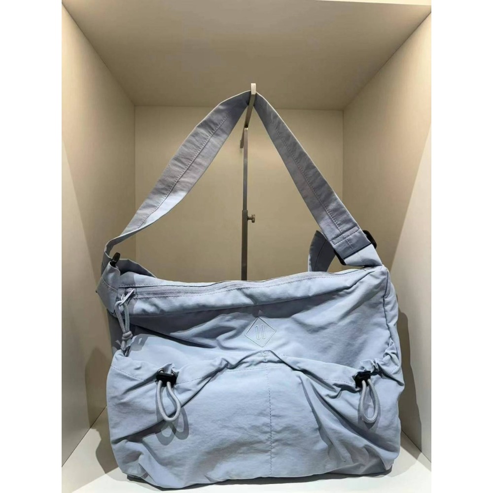 [預購 每周日中午 12:00收單] 2025 韓國  SPAO 肩背抽繩尼龍大包-細節圖3